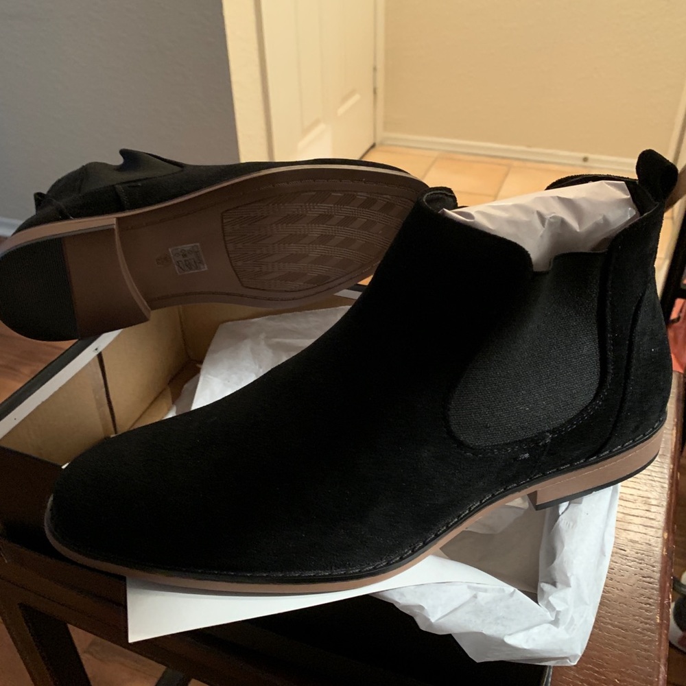 Chelsey boots (brand new)